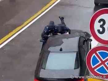 Choc a Parma, al posto di blocco investe gli agenti di polizia. Interviene un autista