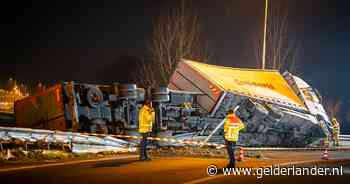 Vrachtwagen kantelt, chauffeur aangehouden voor rijden onder invloed