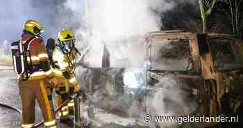 Bestelbus gaat volledig in vlammen op in Dodewaard