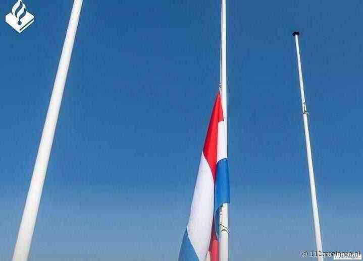 Vlag halfstok bij politiebureau in Leek ter nagedachtenis aan omgekomen agent