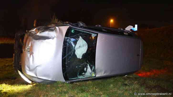 Crash op A2: bestuurder raakt wal waarna de auto wordt gelanceerd