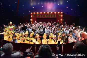 Kinderen ’t Kroontje demonstreren hun circuskunsten samen met familie Picolini