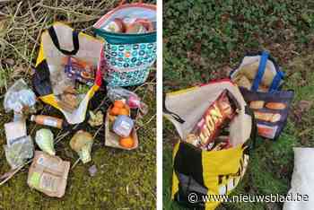 Onbekenden laten zakken met ongeopende voedingswaren achter in park