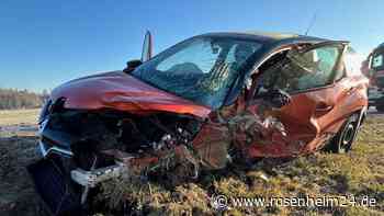 Drei Personen nach Unfall auf der St2092 bei Halfing im Krankenhaus