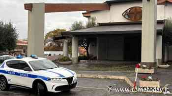 Entra in chiesa e si scaglia contro la statua di Padre Pio