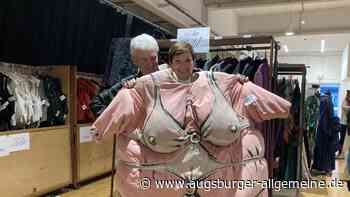 Beim Kostümverkauf des Staatstheaters fündig geworden: Ein Fatsuit für die Freundin