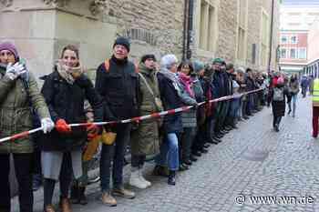 Hunderte bilden eine Menschenkette für die Demokratie