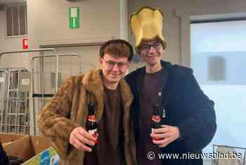 “Alles wat een Voil Jeanet nodig heeft, vind je hier”: tweedaagse verkoop van ‘kinjerkoesjen’ en ‘vellen frakken’ lokt tientallen carnavalisten