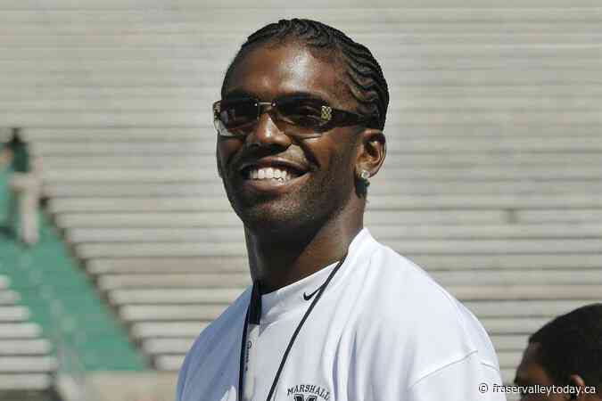 Randy Moss makes an emotional return to the ESPN set following his cancer treatment