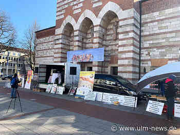Querdenke vor der Kirche St. Johann Baptist – Gegendemo auf der Augsburgerstraße – und ein Banner der Kirche besagt: „Wir haben mit dem Mis… nix zu tun“