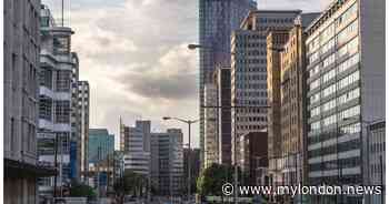 Man in his 20s attacked in Croydon town centre with knifeman at large
