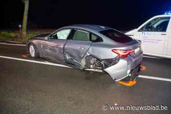 Ongeval met drie wagens op de Rijksweg: zwaargewonde bestuurder naar ziekenhuis