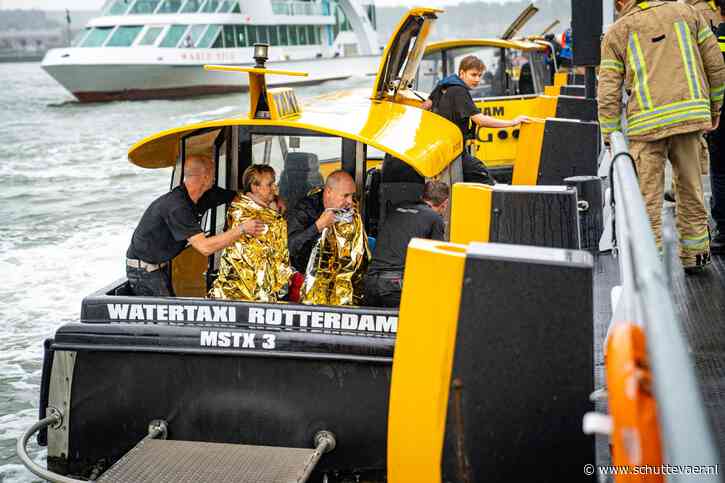 Schippers watertaxi en rondvaartboot staan terecht voor aanvaring bij Erasmusbrug