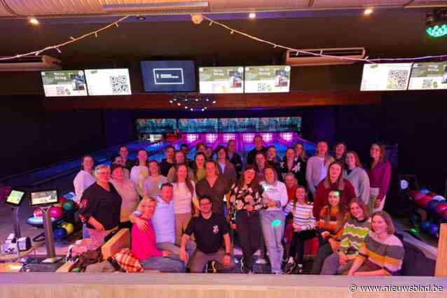 Veertig trainers Gymmax op teambuilding naar de bowling