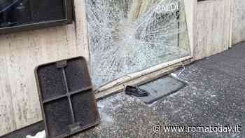 Con il tombino sfondano la vetrina del negozio. Assalto ai capi di abbigliamento