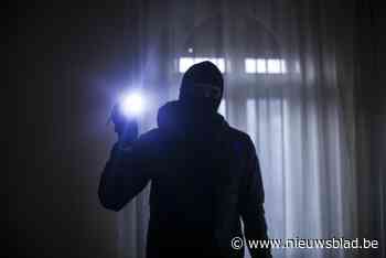 Inbrekers dringen huis binnen langs raam slaapkamer