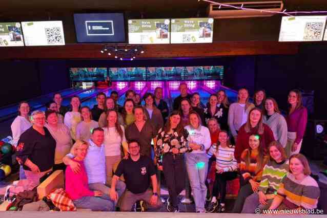 Veertig trainers van gymclub op teambuilding in bowling