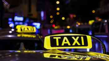 Raubüberfall in München: Taxifahrer (37) mit Messer bedroht – so werden die Täter beschrieben