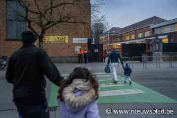 Ouders aan schoolpoort van basisschool na klacht van misbruik: “We zijn hard geschrokken”