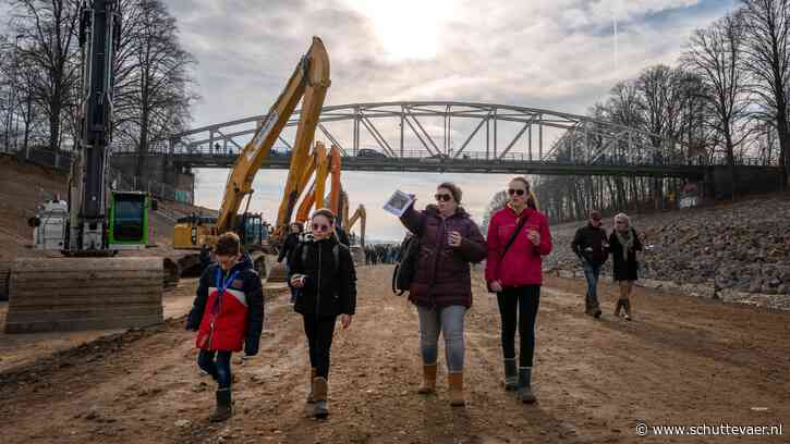Wandelen over de bodem van het lege Julianakanaal