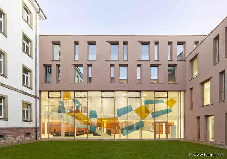 Eingang im Hof - Amtsgericht-Erweiterung in Freiburg von Auer Weber