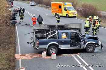 Unfall auf B64: drei Autos demoliert, zwei Menschen verletzt