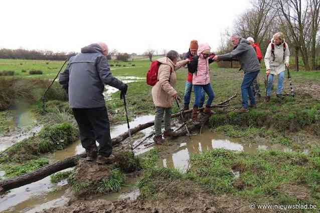 Elingen ontvangt 1.200 wandelaars: “De modder trotsteren was het waard”