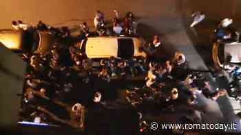 Strade invase, auto danneggiate e droga ovunque. A viale Ippocrate è sempre più movida selvaggia