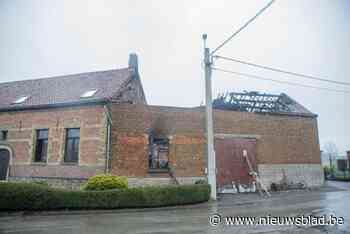 Oudste gebouw van Pamel getroffen door brand, bewoonster (81) afgevoerd