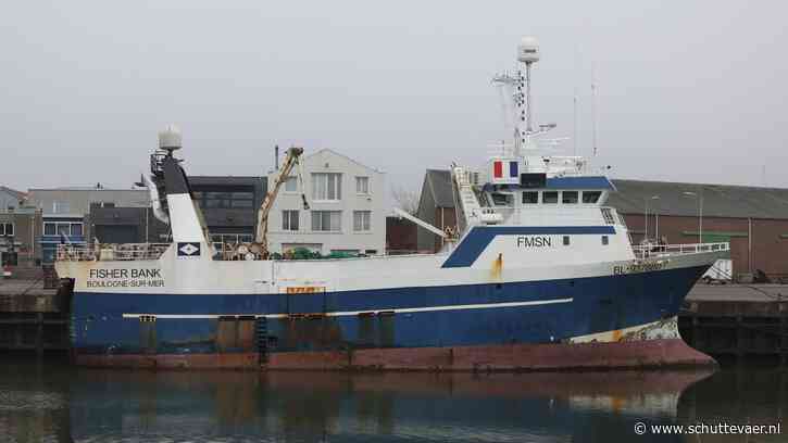Franse witvistrawlers Fisher Bank en Otter Bank naar Van Laar voor onderhoud
