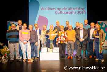 Voorzitter 11-julicomité en vierstemmig koor kapen gemeentelijke cultuurprijzen weg