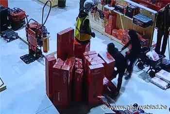 Ramkraak op gereedschapswinkel in Arendonk: beelden tonen hoe daders in enkele minuten voor “tienduizenden euro aan spullen” stelen