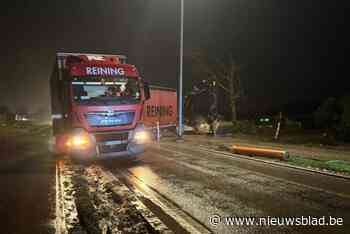 Vrachtwagen rijdt zich vast in berm van Aarschotsesteenweg: rijweg volledig afgesloten