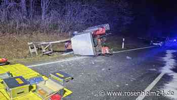 Unfall bei Vilsbiburg am Montagabend: Mercedes kracht in Traktor