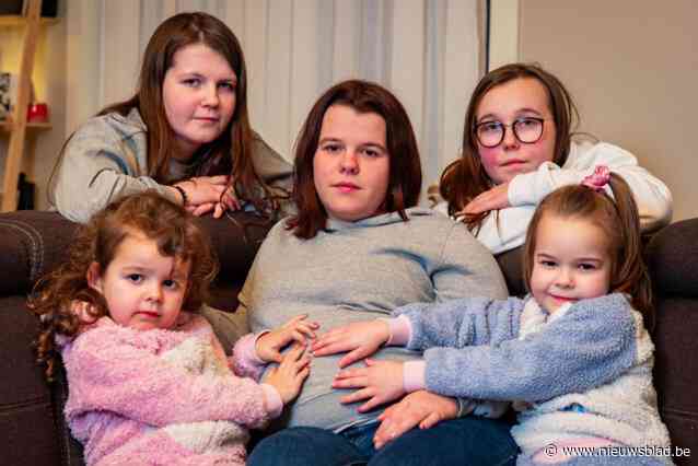 Hoogzwangere Jennifer (20) neemt haar twee zusjes in huis na plotse dood van hun moeder: “Ik voel veel verdriet, maar ook veel liefde”
