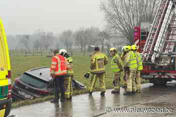 Auto belandt in gracht, bestuurder gewond