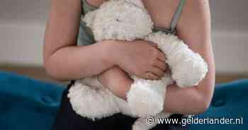 Dochter vertelt moeder dat ze met haar vader moet douchen en dat hij aan haar zit: ‘Ik had als vader beter moeten weten’