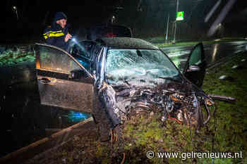 Automobilist crasht tegen trolleymast