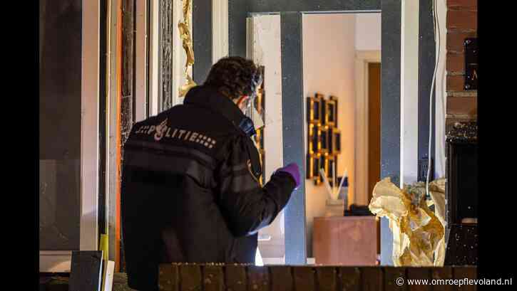 Almere - Explosie vernielt woning in Almere Haven