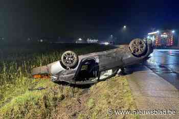16-jarige zwaargewond maar stabiel nadat auto op dak belandt in gracht