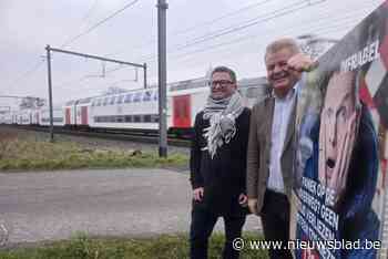 Stad plaatst extra bord aan spooroverweg om 1711-nummer zichtbaarder te maken
