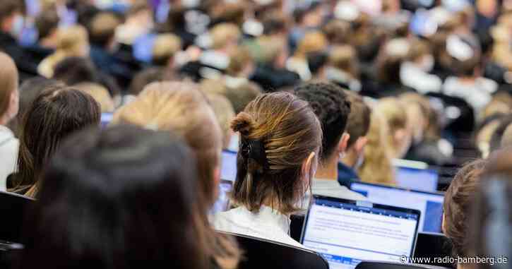 297.000 Menschen machten 2023 ersten Studienabschluss