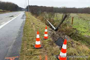 Moeder (44) aangehouden nadat auto met haar dochters in tegen verlichtingspaal belandt, politie vindt afscheidsbrief