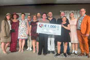 De Munkgezellen schenken cheque aan Kinderkankerfonds