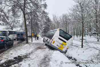 Bus van De Lijn belandt in gracht door gladde wegdek: twee reizigers raken gewond
