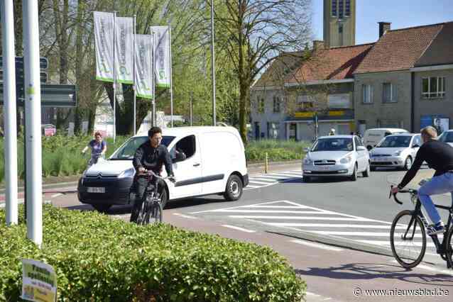 Verhoogde verkeerseilanden moeten nu al veiligheid voor fietsers aan rotonde vergroten: “Maar volledige herinrichting staat ook op de planning”