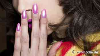 Mit den "Cloudy Heart Nails" punktest du am Valentinstag 2025