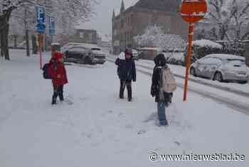 Te voet naar school, want verkeer zit vast door de sneeuw