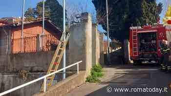 Paura al Prenestino: incendio nella villetta. Intossicati due clochard