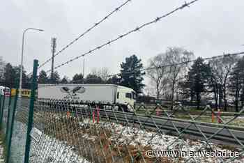 Afrit E313 afgesloten door olie en vrachtwagen in panne
